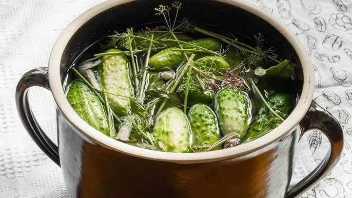 Kiszenie ogórków w garnku emaliowanym: Bezpieczne? Sprawdź!