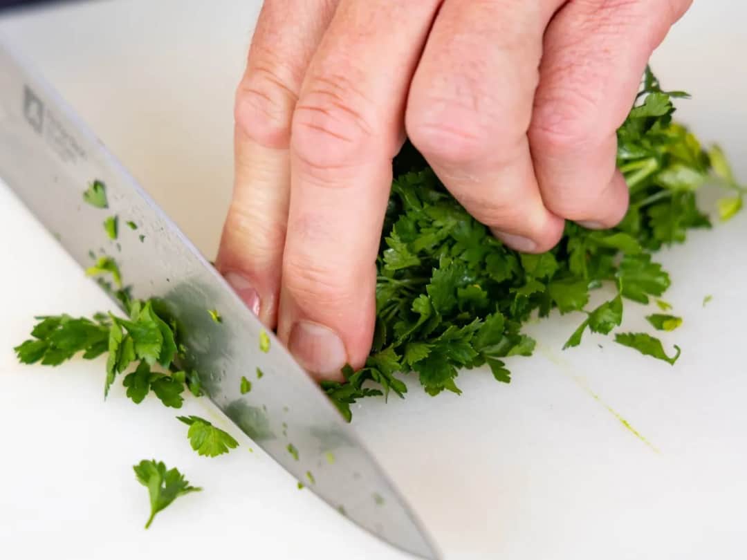 Jak mrozić natkę pietruszki? Sekrety sypkiej i aromatycznej natki!