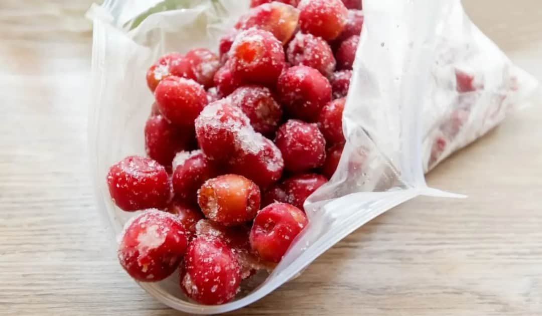 Mrożenie czereśni z pestkami? Poznaj całą prawdę o smaku!