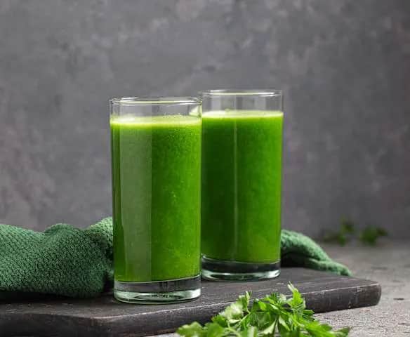 Napój z zielonej pietruszki: Odkryj moc detoksu i zdrowia!