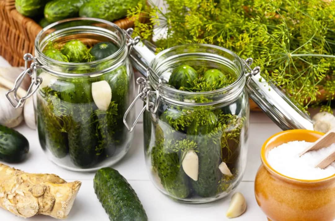 Jak zrobić ogórki kiszone? Sprawdzony przepis na chrupkość!