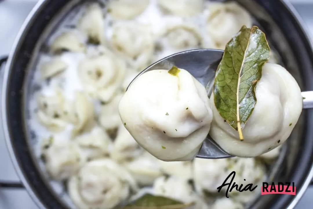 Ile gotować mrożone pierogi? Perfekcja bez sklejania!